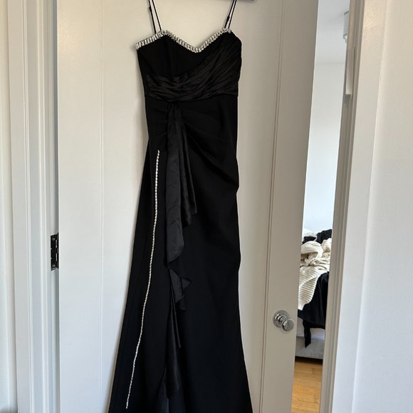 NWOT Cinq à Sept Drape Evening Long Gown Ruffled Crystal Embellished Sz 4 Black - Picture 1 of 10